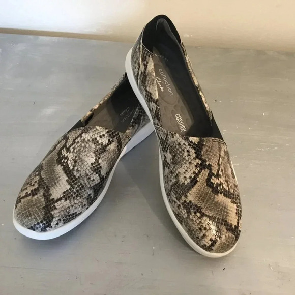 NWOT CLARKS Cushion Feel Ultimate Comfort Slip On Casual Snake skin Loafe SZ 8 - Picture 3 of 11